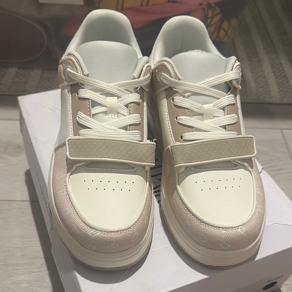 Dream Pairs Beige and White Sneakers - Picture 5 of 8